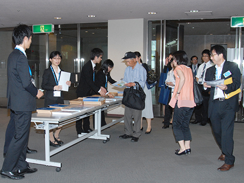 公開講演受付風景